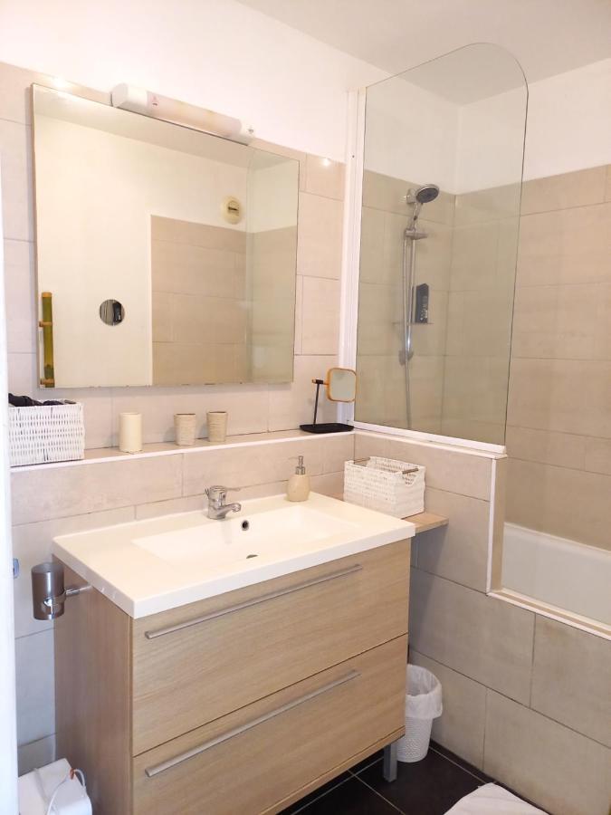 Bel Appartement Avec Terrasse Proche Des Plages Saint-Gilles-les Bains Exteriör bild