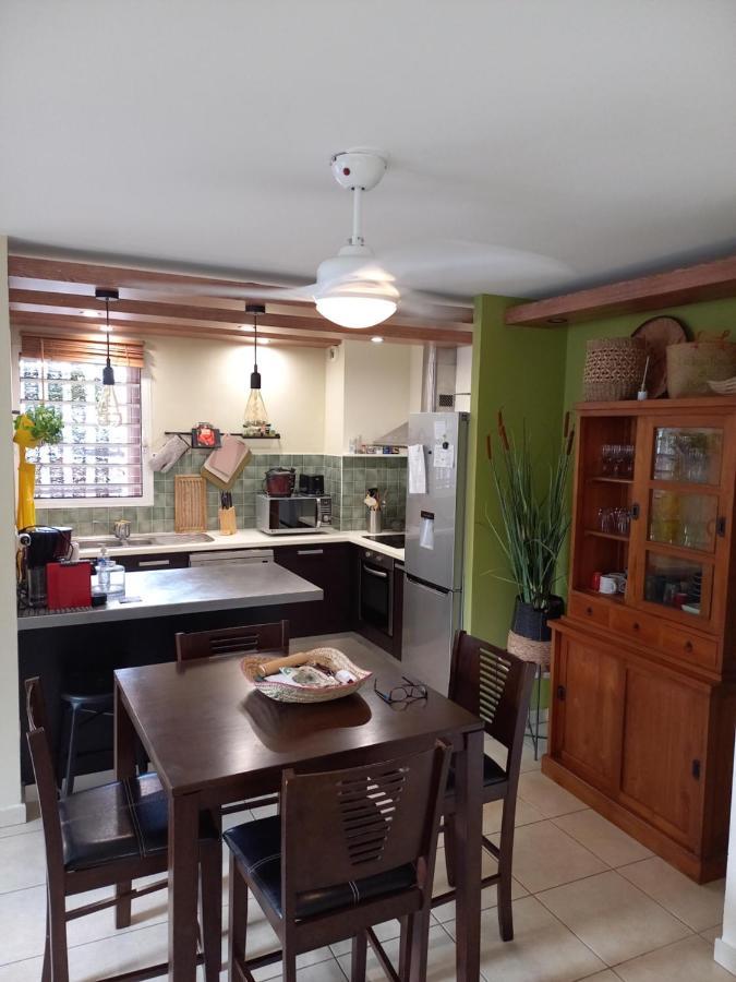 Bel Appartement Avec Terrasse Proche Des Plages Saint-Gilles-les Bains Exteriör bild